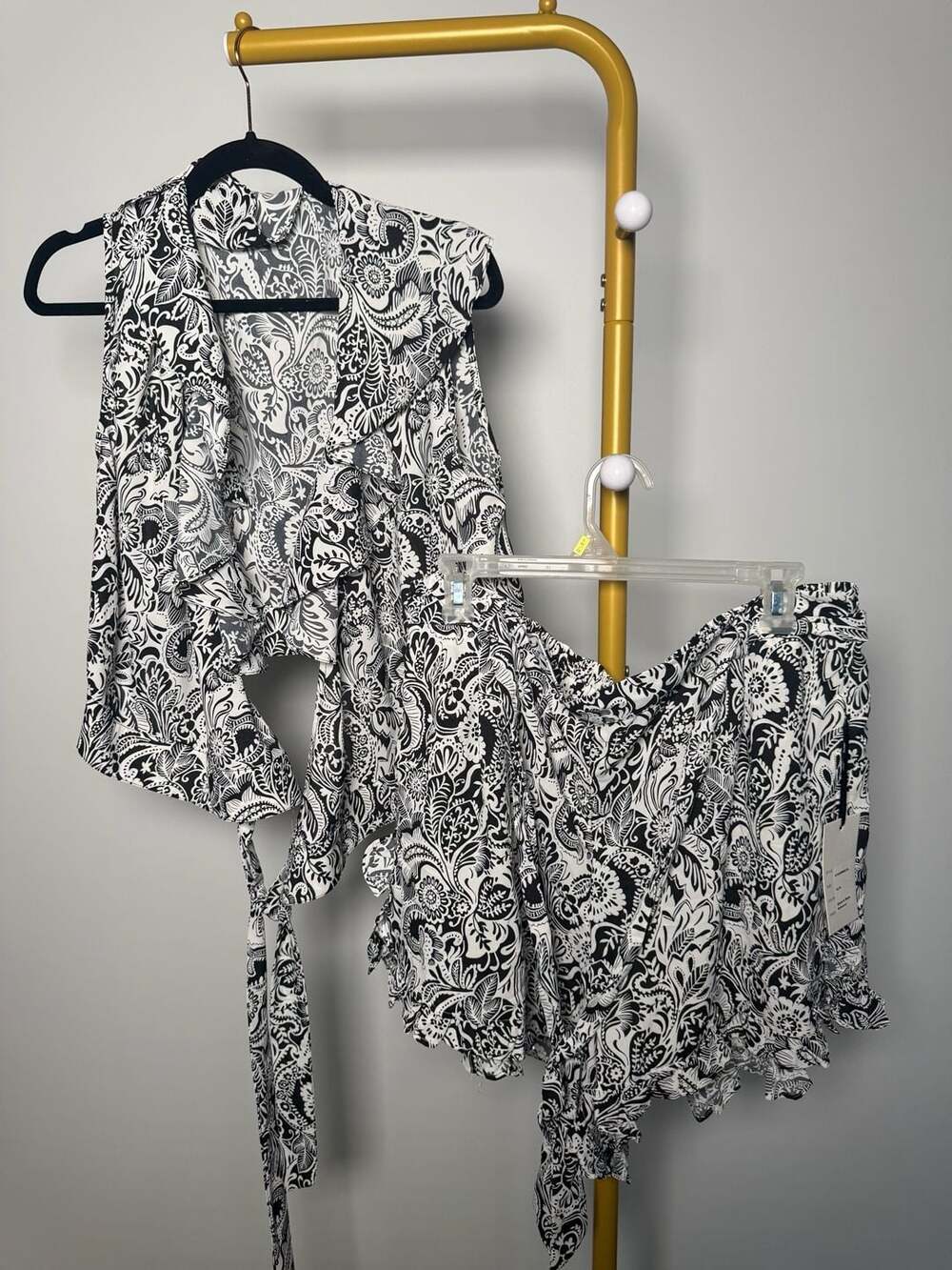 Unique Vintage Black & White Botanical Print Ruffle Two-Piece Set 1X/16